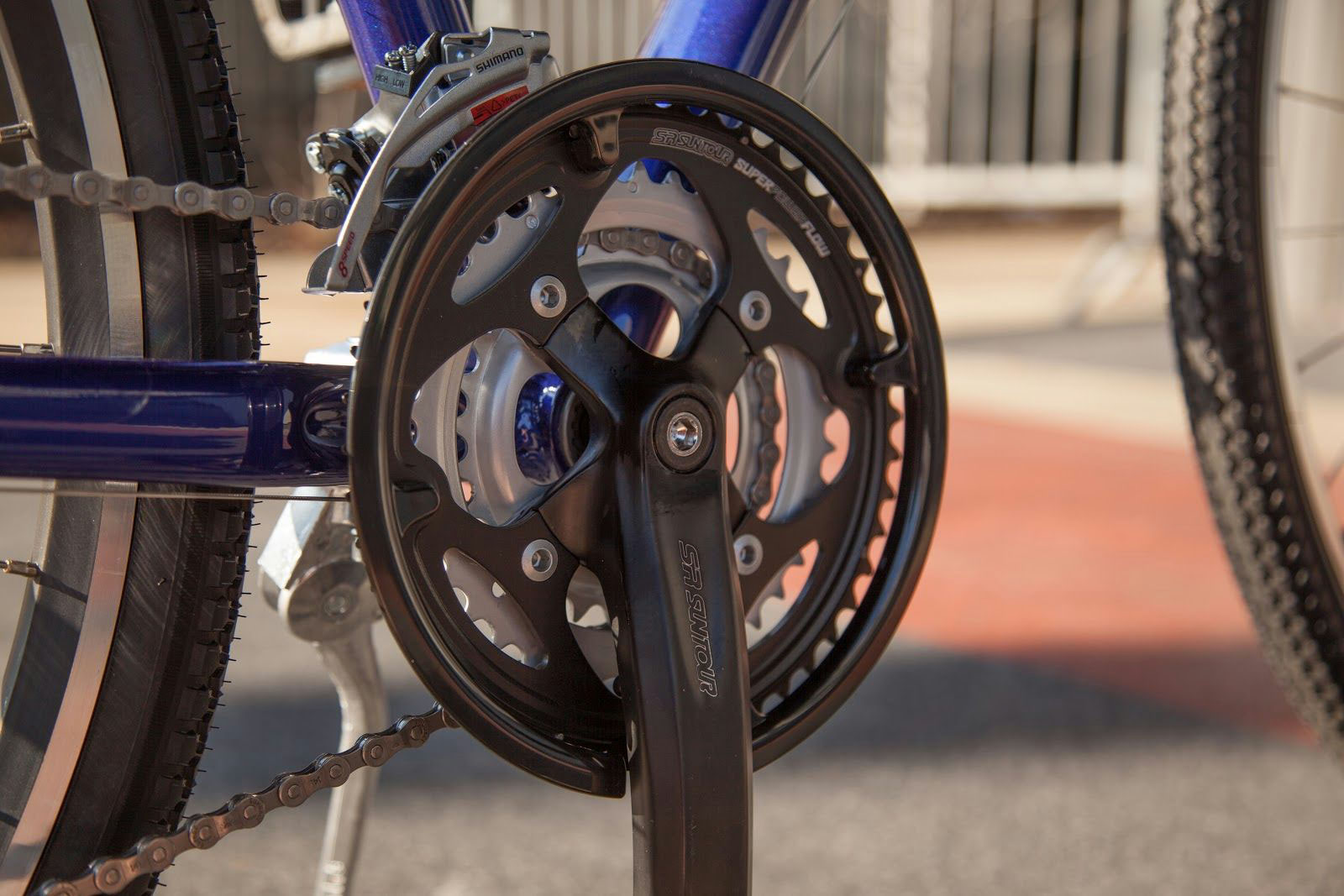 As well as the same Suntour crankset.